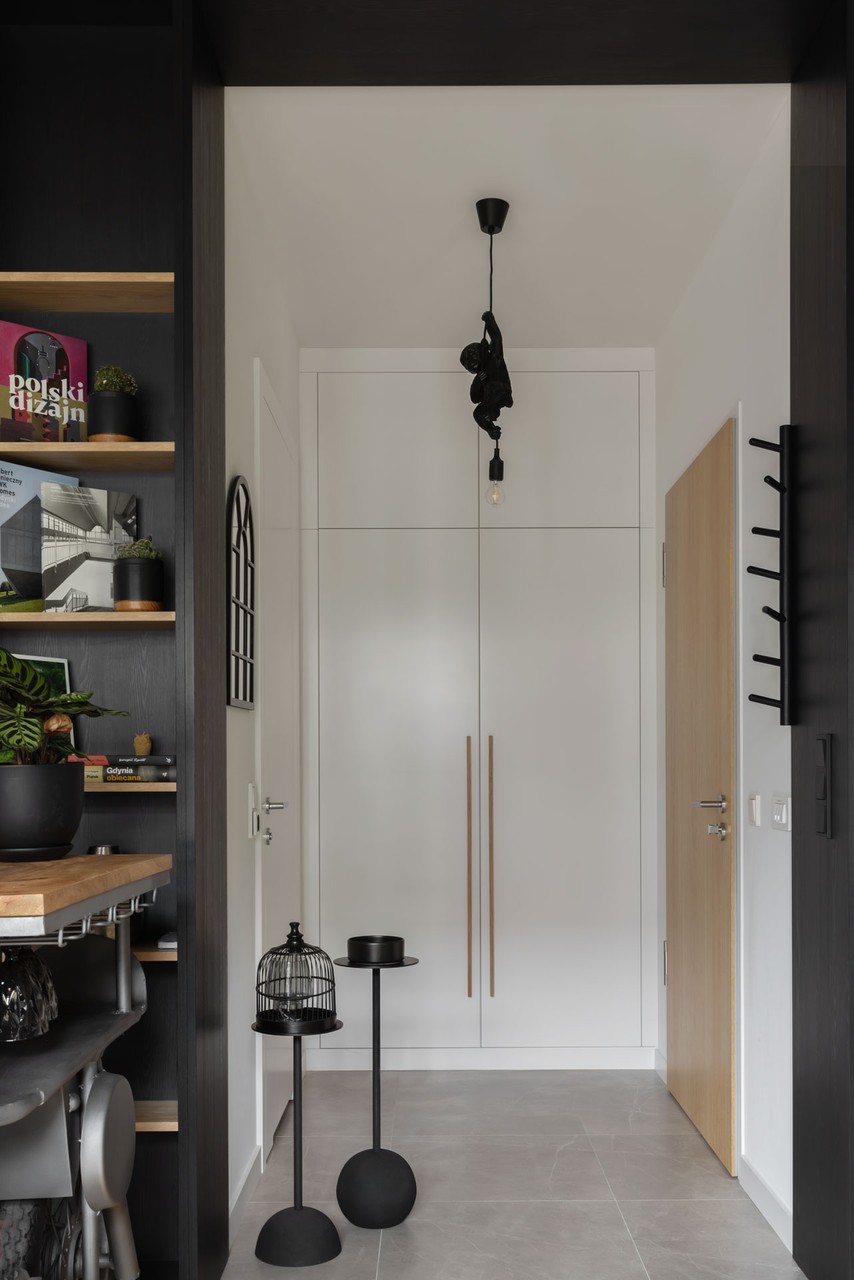 Minimalistyczny przedpokój z designerskim oświetleniem.