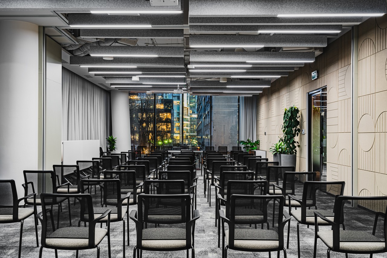 Nowoczesna sala konferencyjna z widokiem na miasto, elegancki design.