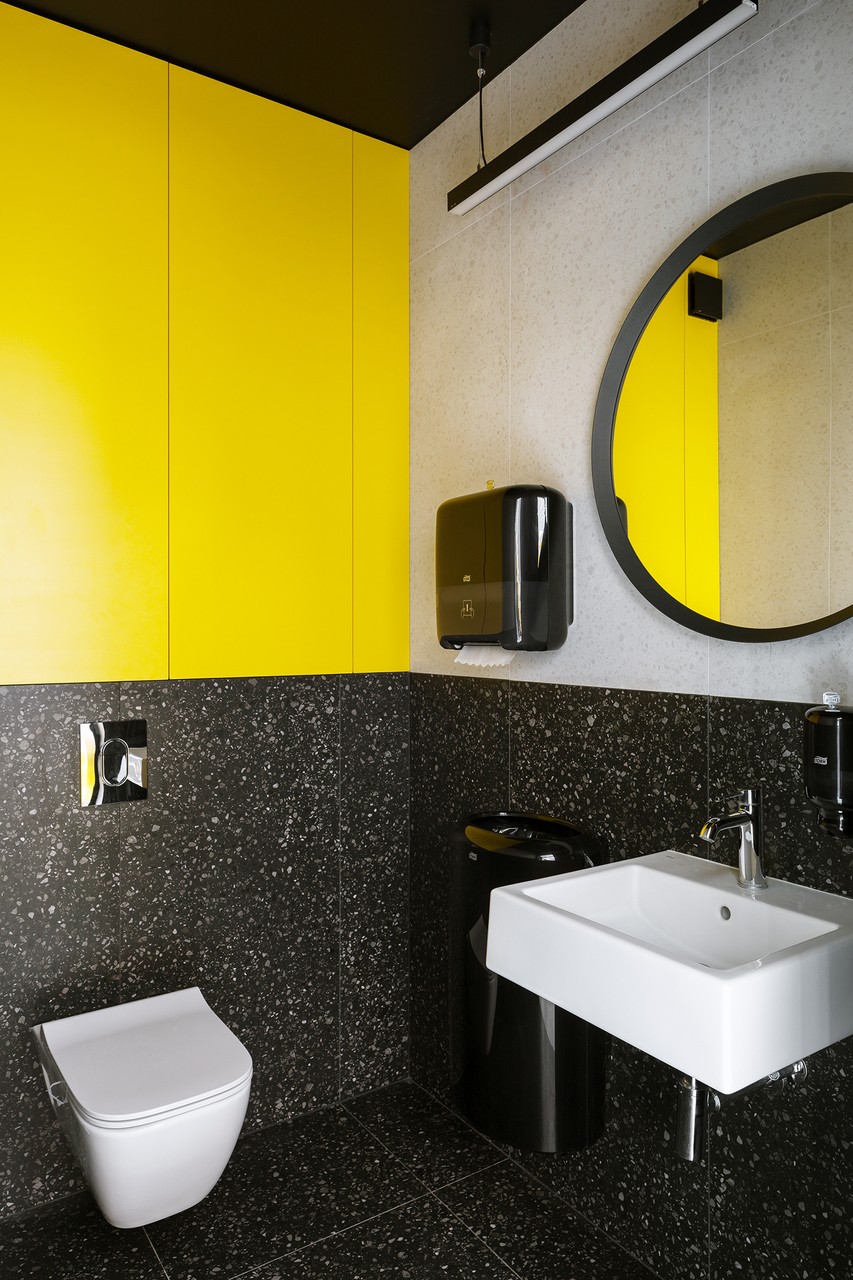 Łazienka w czerni i żółci, design nowoczesny, minimalizm.