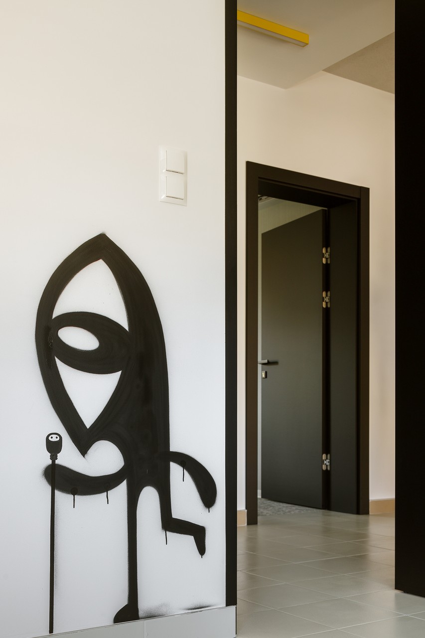 Kreatywne graffiti w nowoczesnym minimalistycznym wnętrzu.