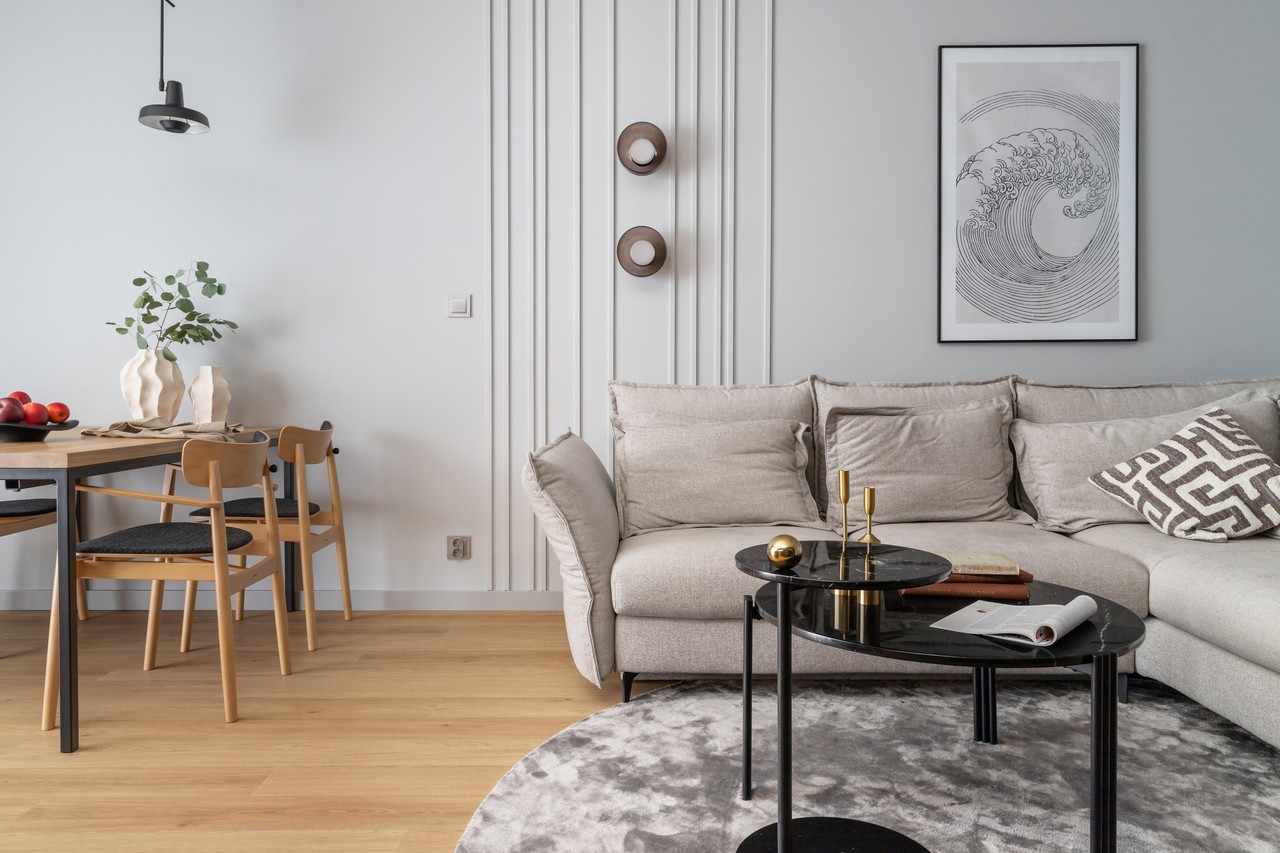 Nowoczesny salon z designerską kanapą i stolikiem kawowym.