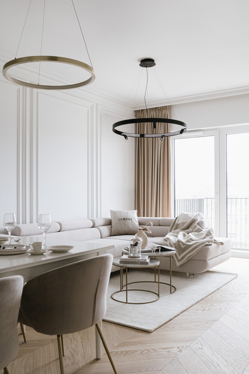 Nowoczesny salon z elegancką kanapą i stylowym oświetleniem.