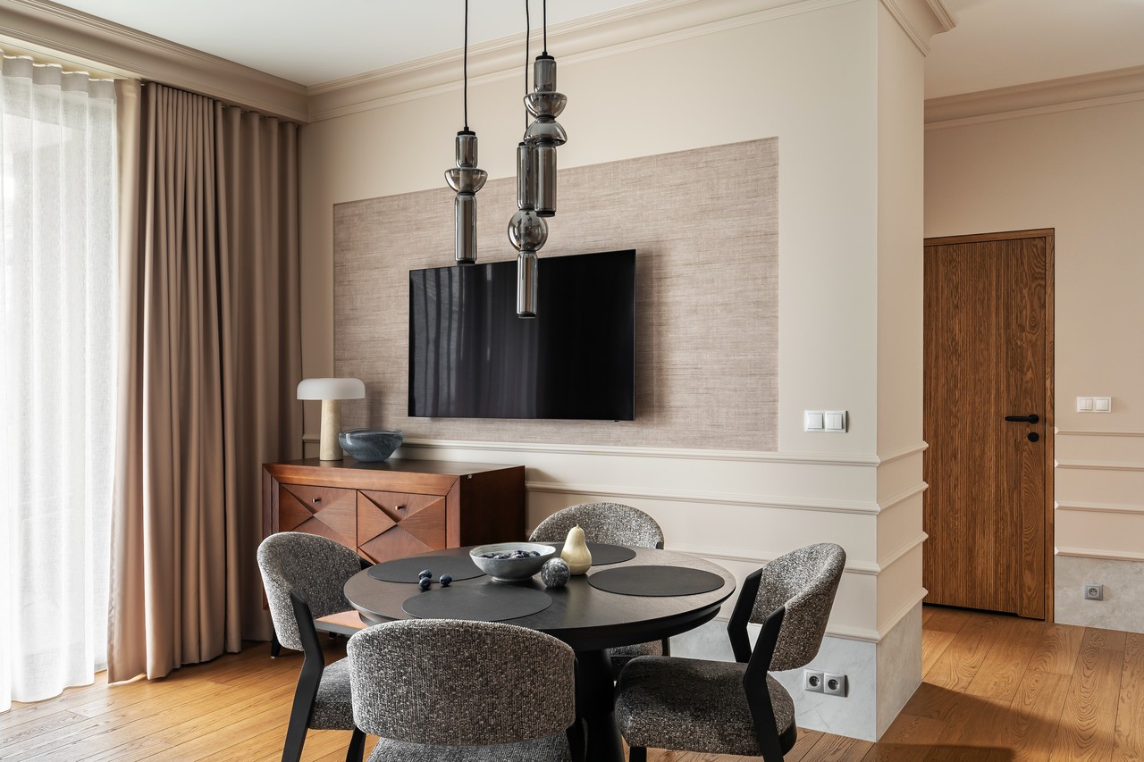 Elegancki salon z okrągłym stołem i nowoczesnym oświetleniem.