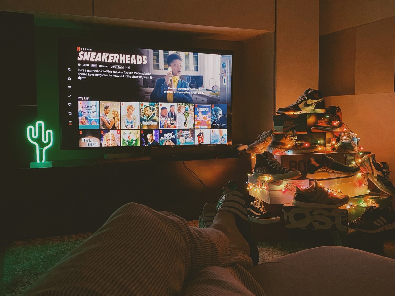 Domowy relaks: neonowy kaktus, sneakersy i seans filmowy.