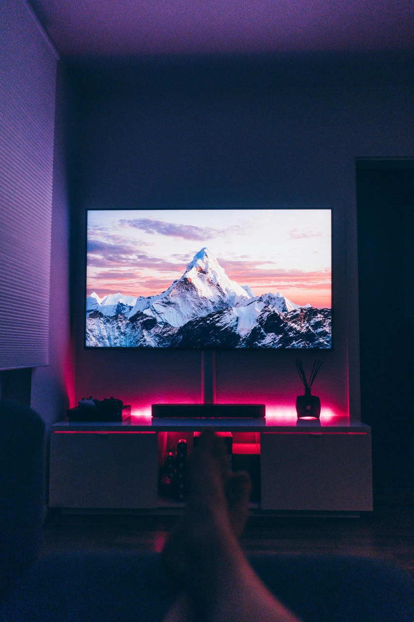 Nowoczesny salon z telewizorem i efektownym oświetleniem LED.