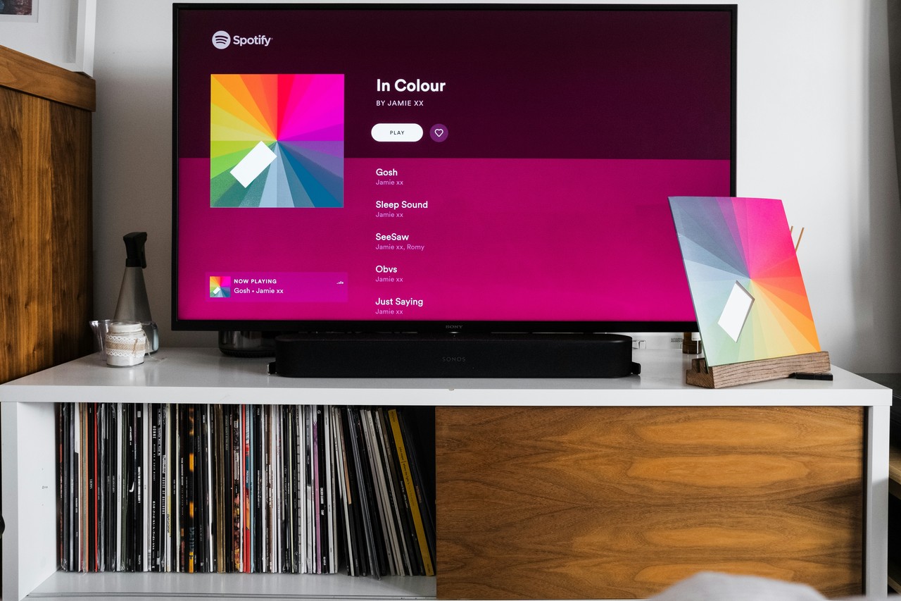 Telewizor z odtwarzaczem muzyki, nowoczesny design wnętrz.