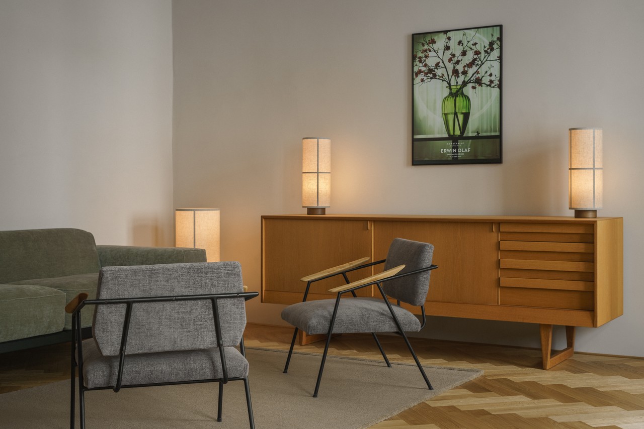 Minimalistyczny salon z nowoczesnymi meblami i sztuką na ścianie.