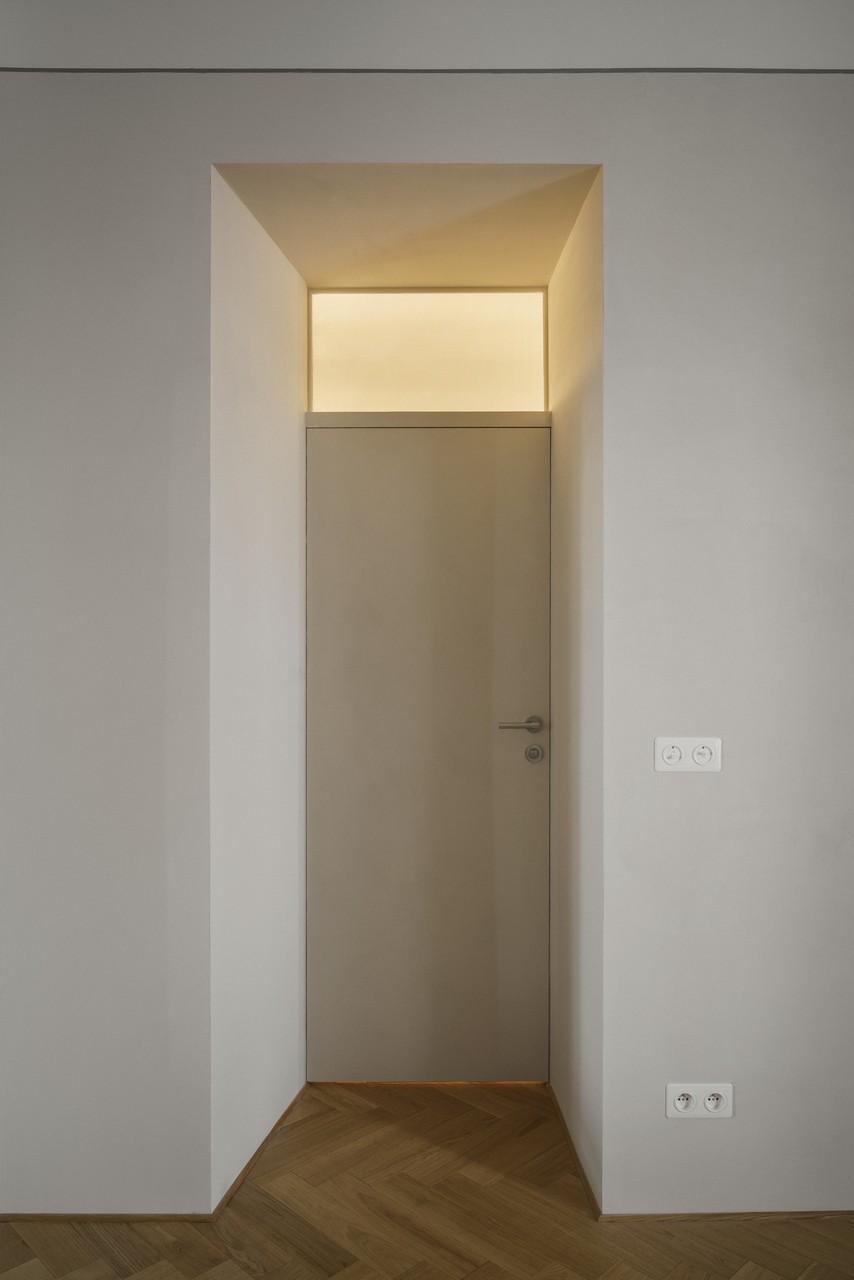 Eleganckie, nowoczesne drzwi w minimalistycznym wnętrzu.