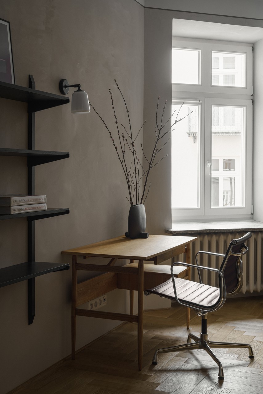 Biurko z krzesłem, minimalistyczny wystrój, skandynawski design.