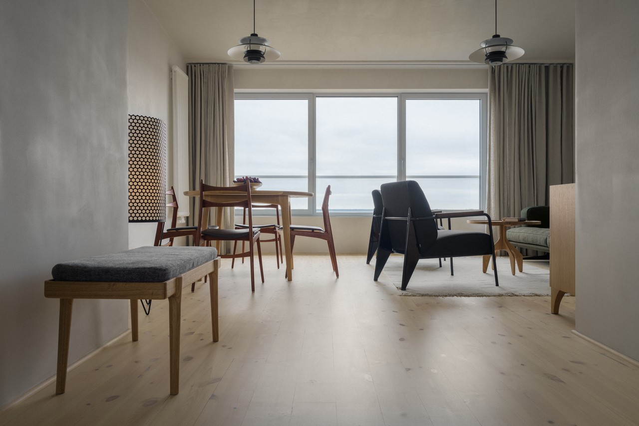 Nowoczesna jadalnia z designerskimi krzesłami i dużymi oknami