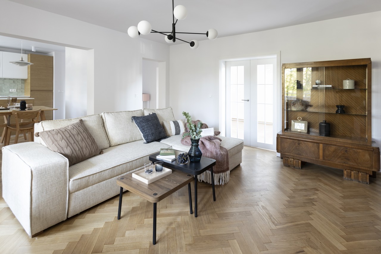 Nowoczesny salon z jasną sofą i stylowym regałem.