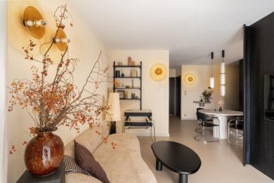 Przytulny salon z naturalnym oświetleniem i designerską dekoracją.