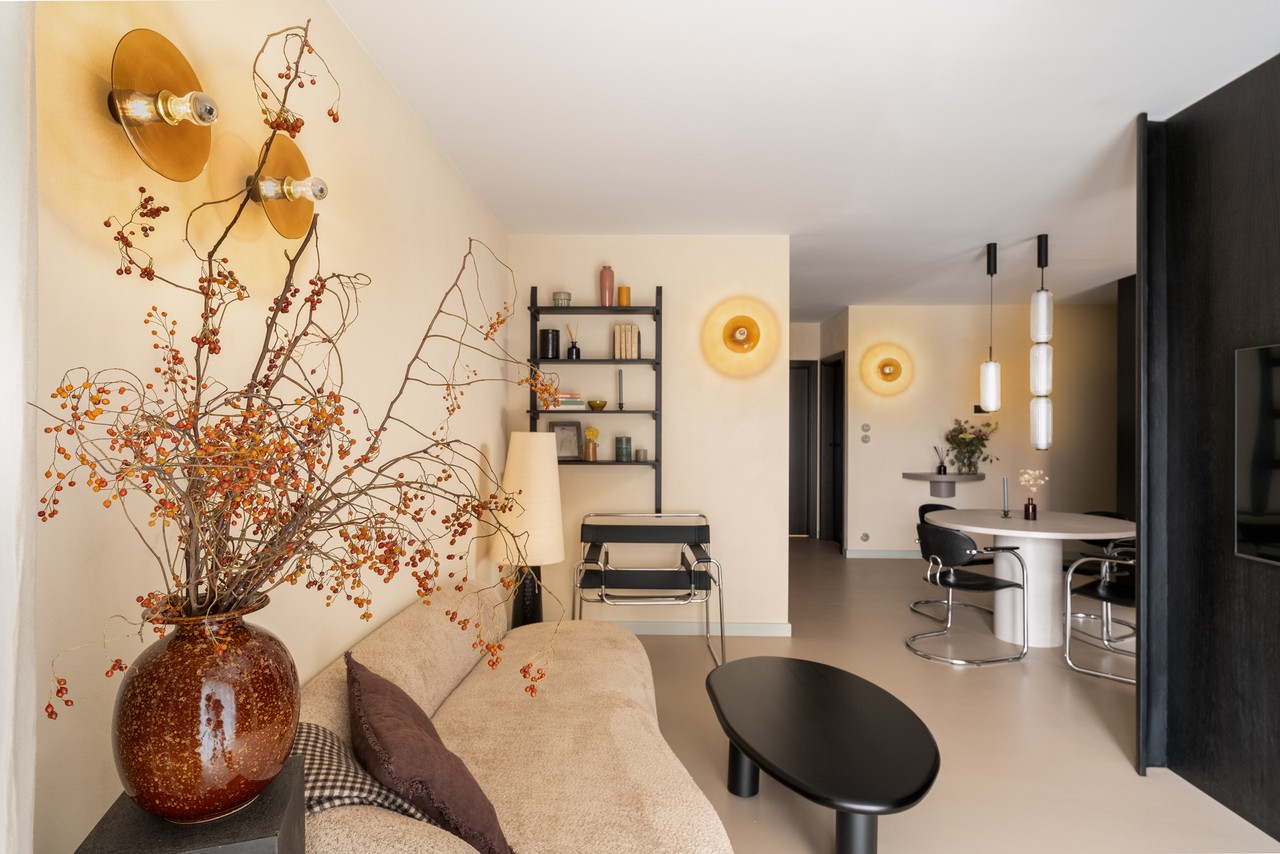 Przytulny salon z naturalnym oświetleniem i designerską dekoracją.