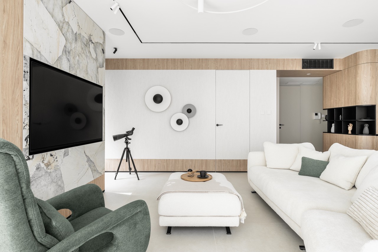 Nowoczesny salon z teleskopem, designerskie oświetlenie, biały fotel.