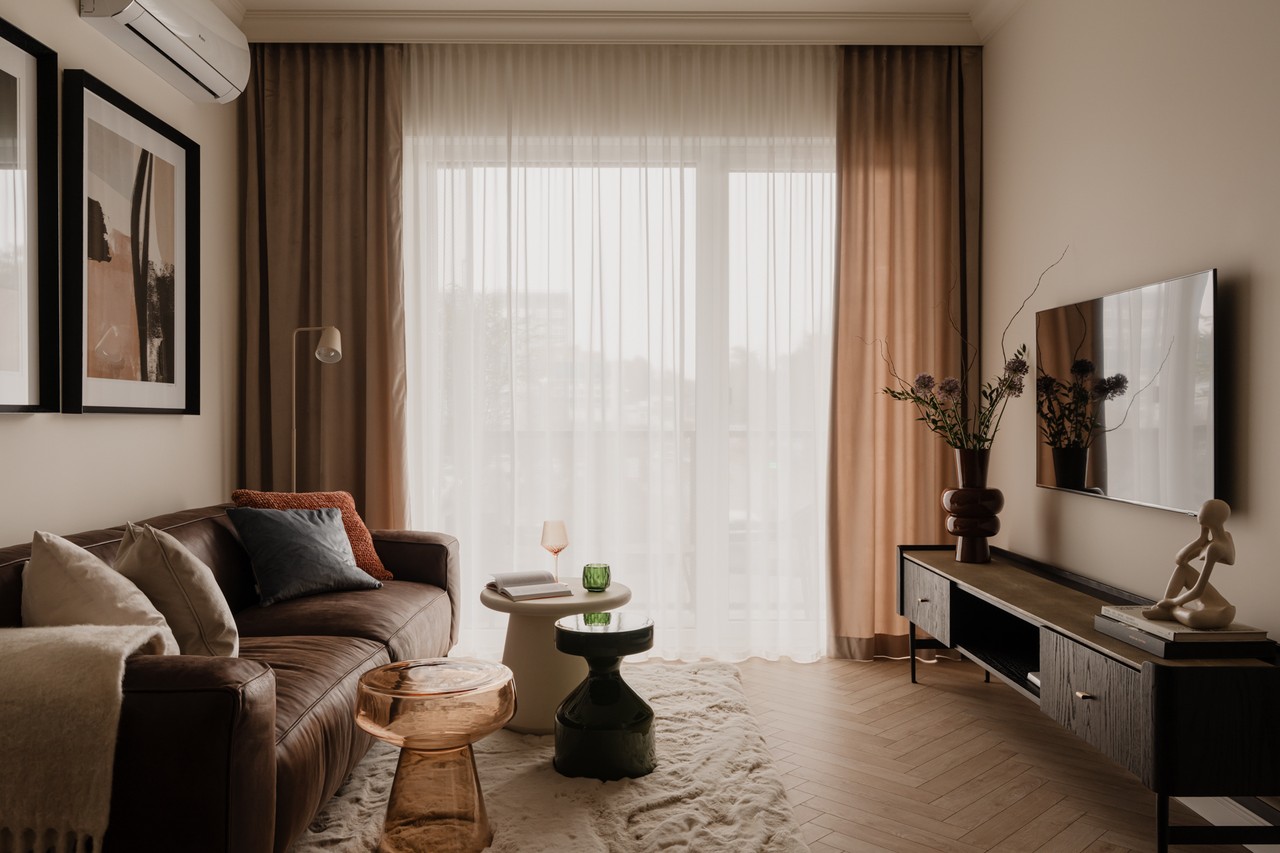 Przytulny salon z eleganckim wystrojem i designerskimi dodatkami.