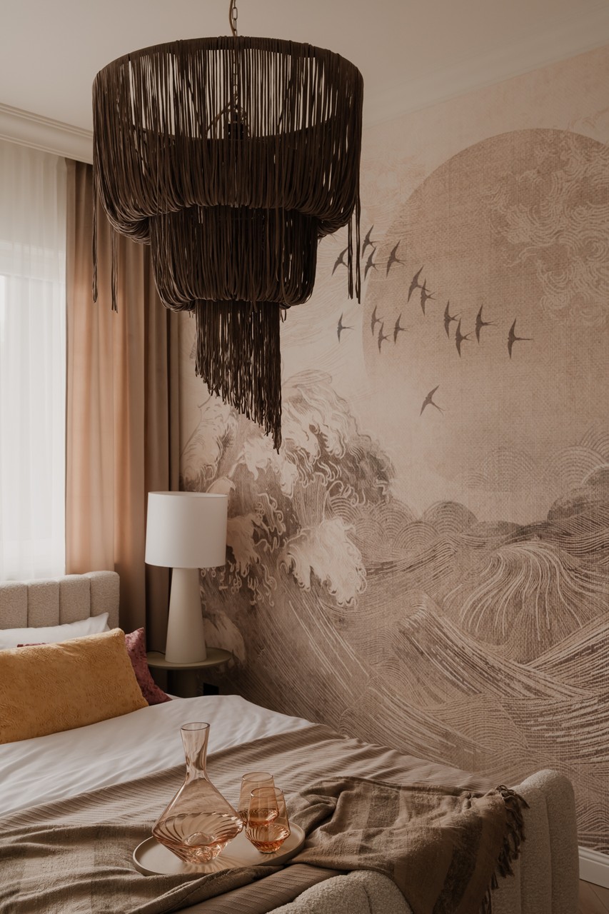 Nowoczesna sypialnia z boho lampą i artystyczną tapetą.