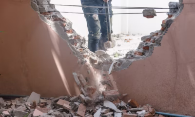 Rozbiórka ściany w trakcie remontu wnętrza domu.