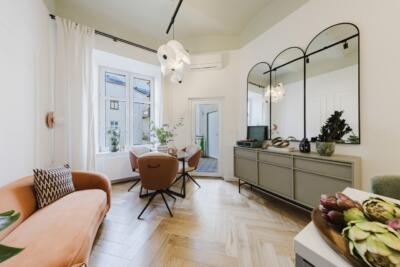 Stylowy salon z drewnianą podłogą i eleganckimi dodatkami.