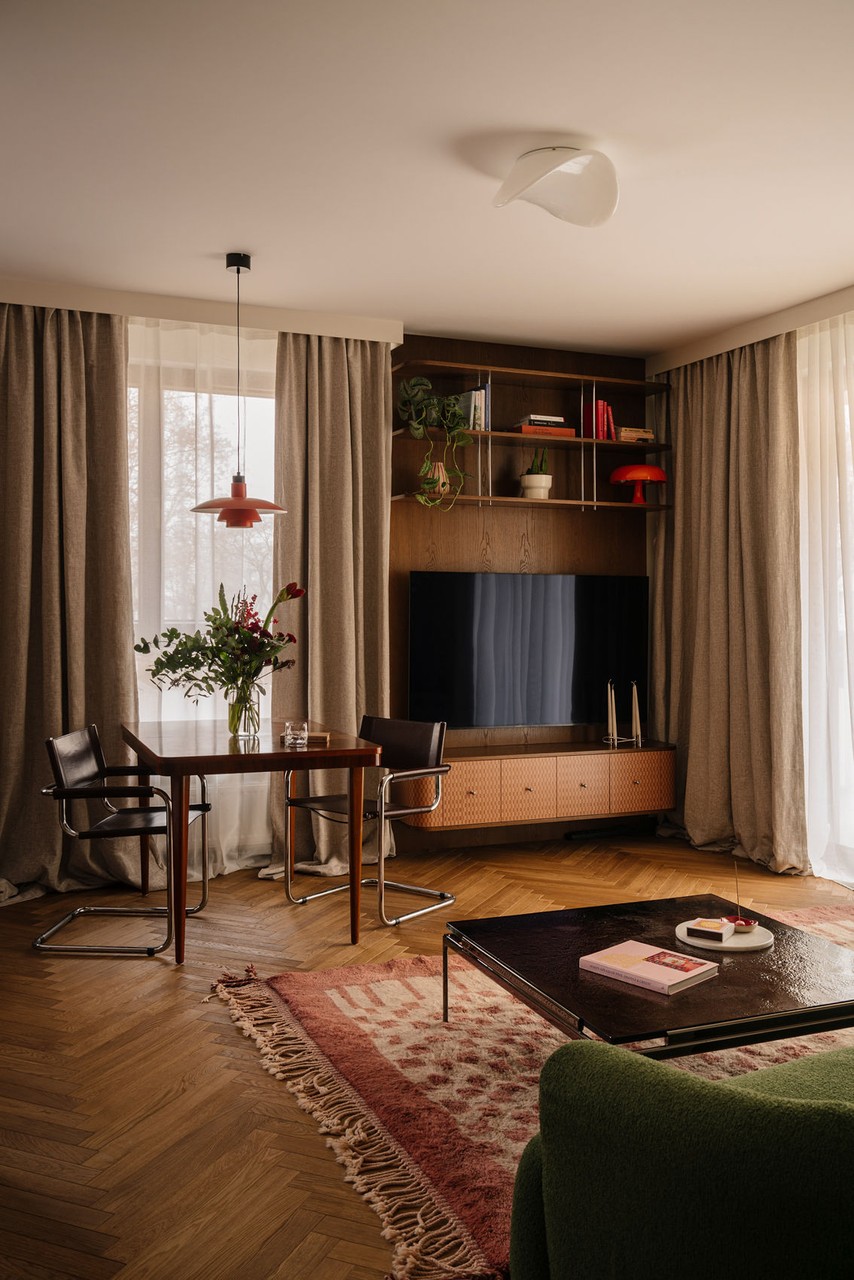 Nowoczesny salon z drewnianą podłogą i stylowymi dodatkami.