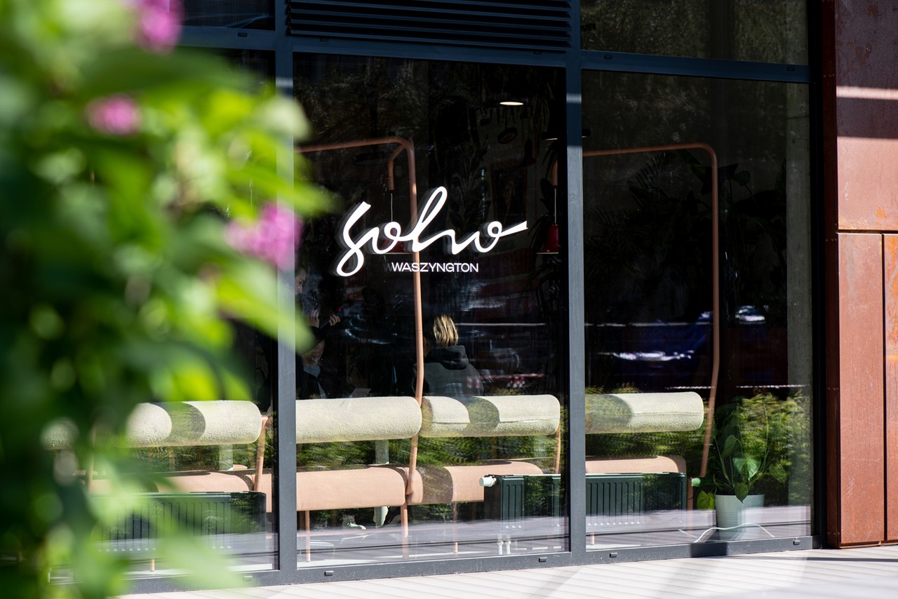 Szklana fasada Soho z nowoczesnym wnętrzem i eleganckim designem.