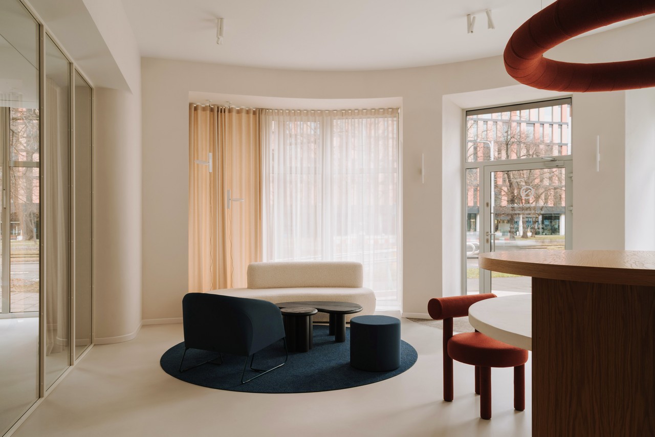 Nowoczesny salon z eleganckimi meblami i dużymi oknami