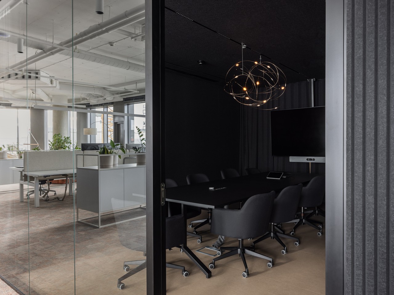 Elegancka sala konferencyjna z designerskim oświetleniem.