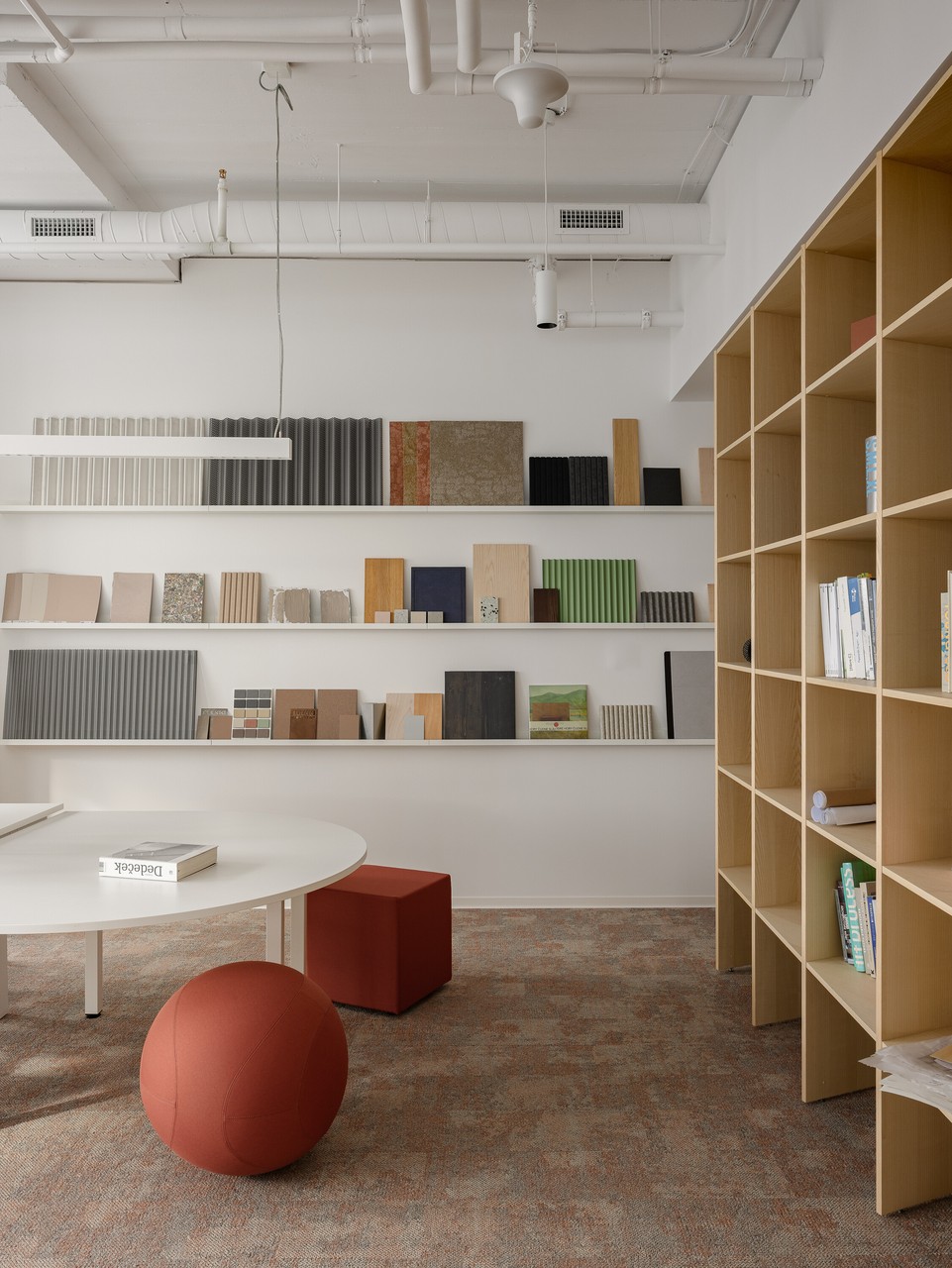 Nowoczesne biuro z próbkami materiałów i minimalistycznym designem.