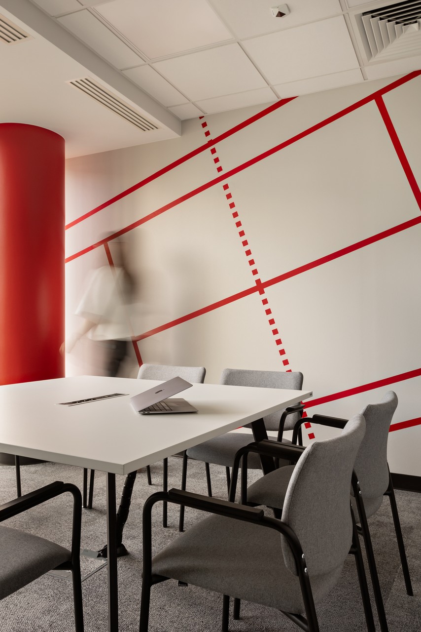 Nowoczesne biuro z designerskimi detalami i geometryczną ścianą.