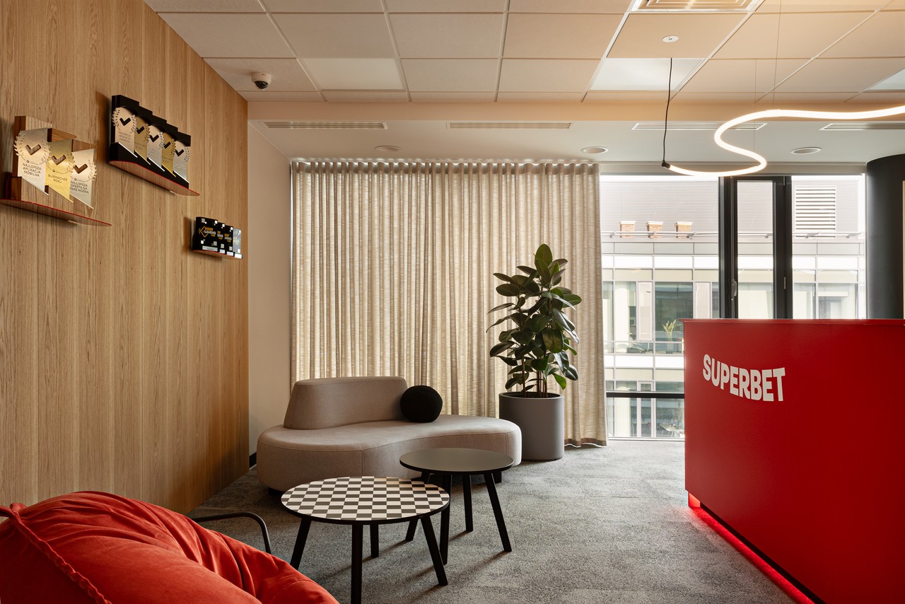 Nowoczesne biuro z elegancką recepcją i designerskimi meblami.