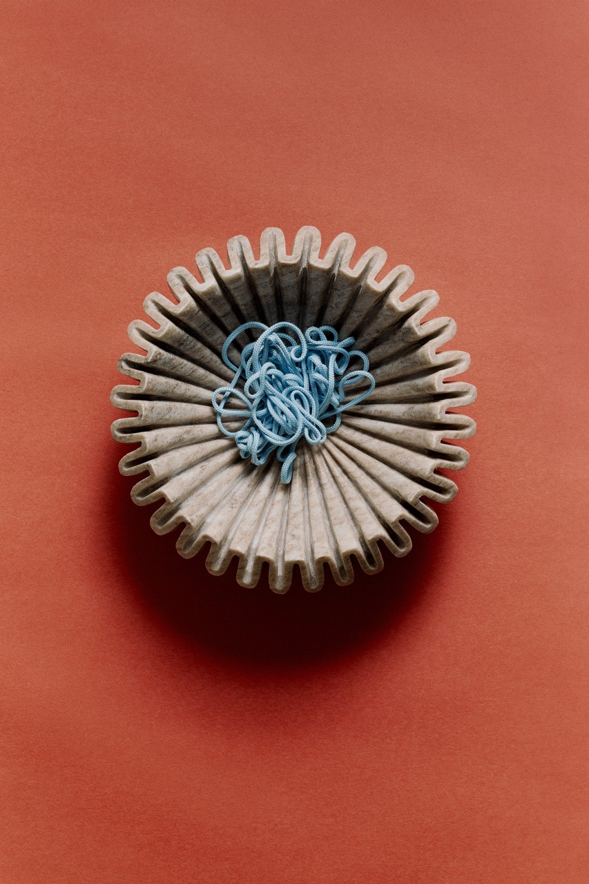 Stylowa ceramiczna misa na czerwonym tle, artystyczny design.