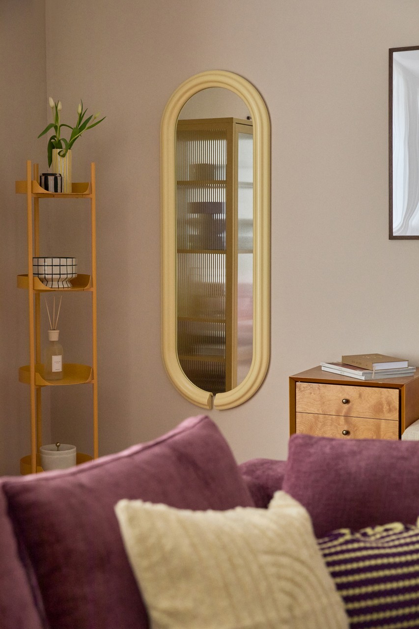 Minimalistyczny salon z lustrem vintage i stylową półką