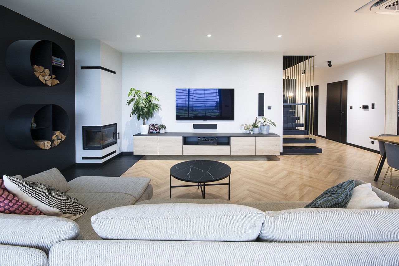 Nowoczesny salon z elegancką sofą i minimalistyczną aranżacją.