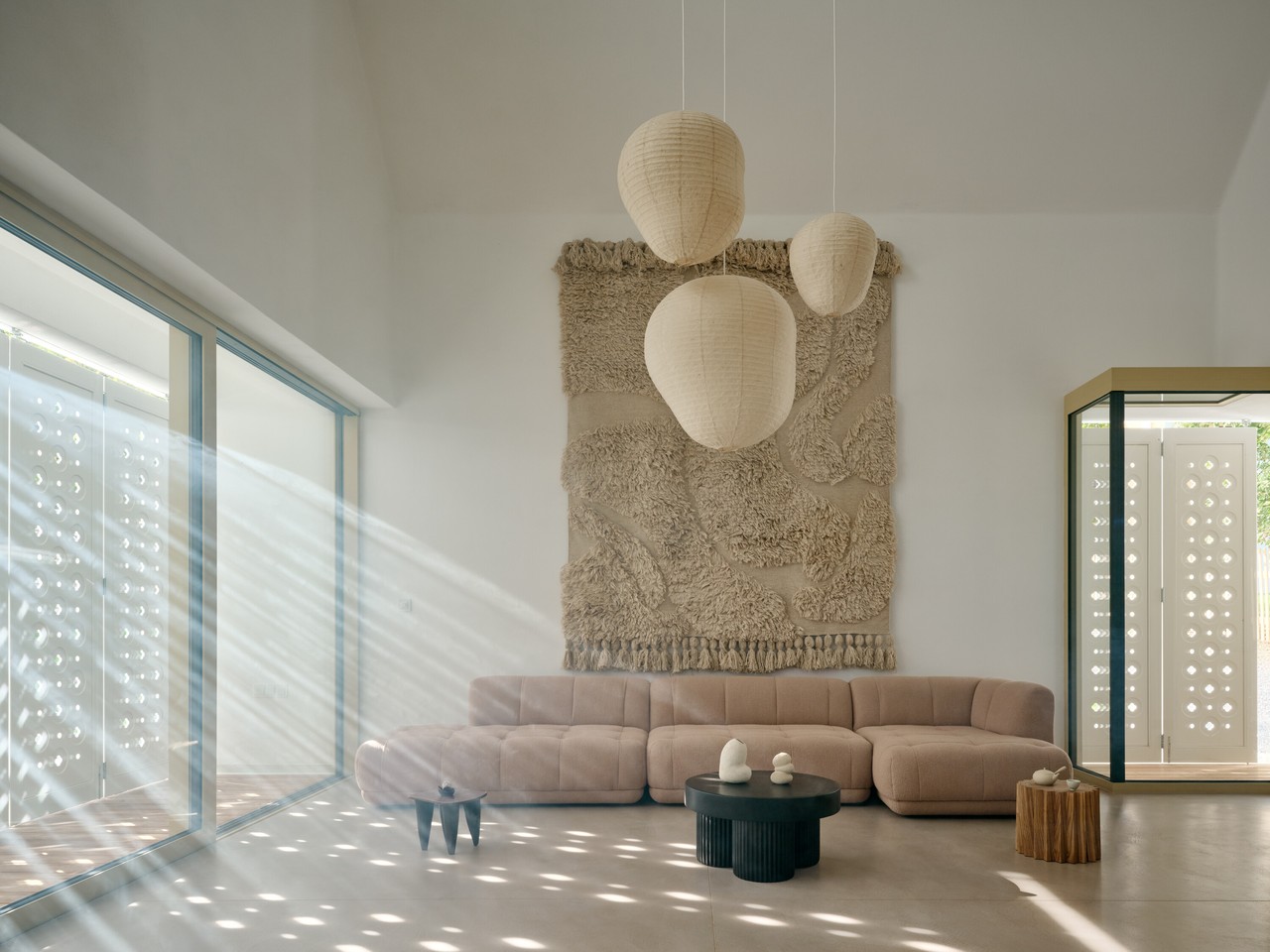 Elegancki salon z naturalnym światłem i nowoczesnymi dodatkami.