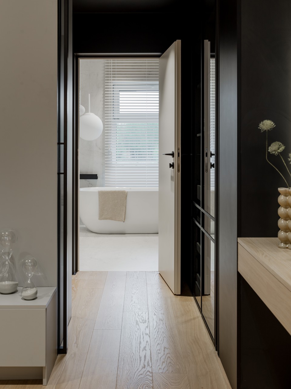 Elegancka łazienka w minimalistycznym stylu z dużą wanną.