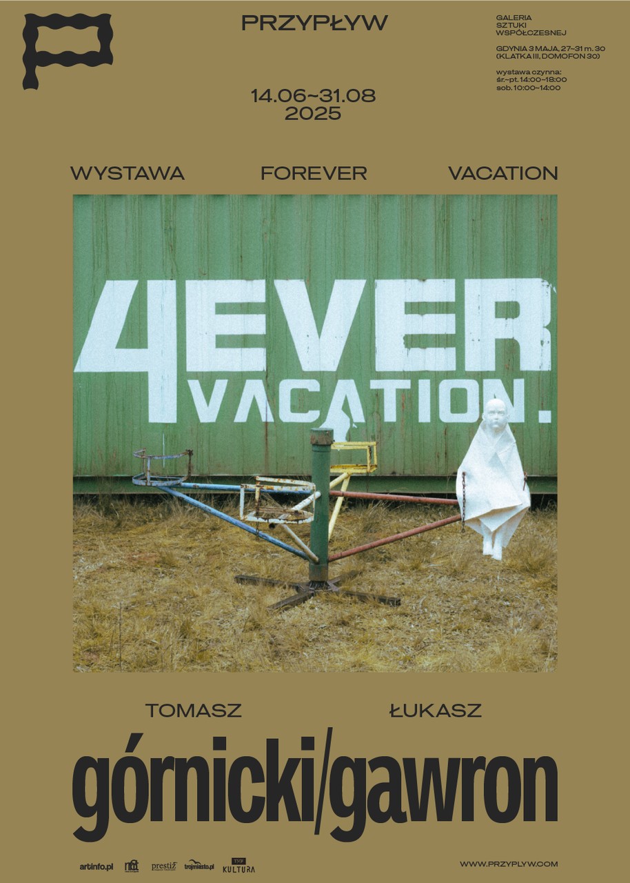 Kontener z napisem 4ever Vacation, rzeźba i rustykalny krajobraz.