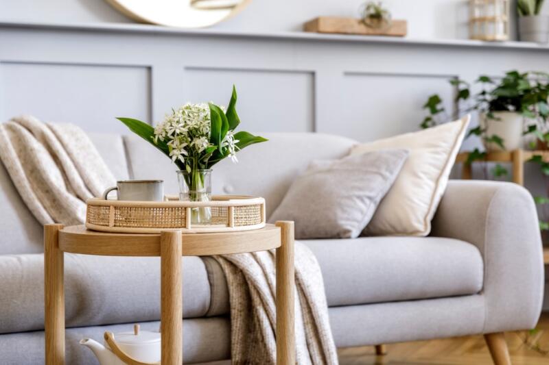 Przytulny salon z elegancką sofą i drewnianym stolikiem.