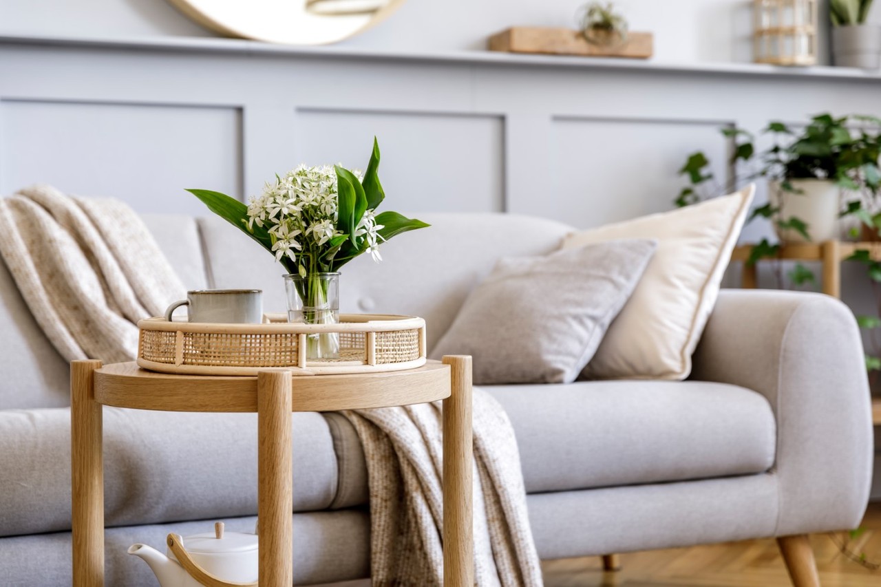 Przytulny salon z elegancką sofą i drewnianym stolikiem.