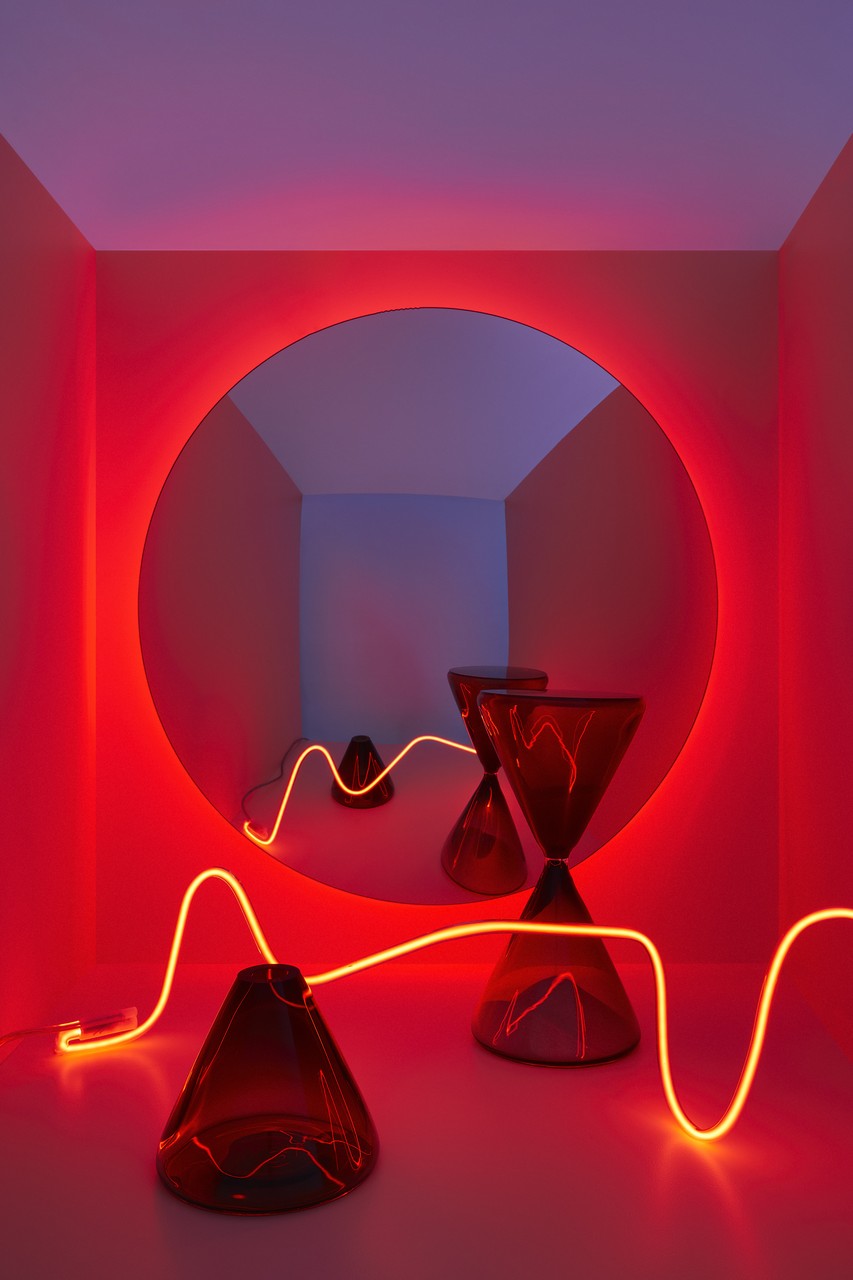 Czerwona lampa i neon w lustrze, nowoczesny design wnętrza.