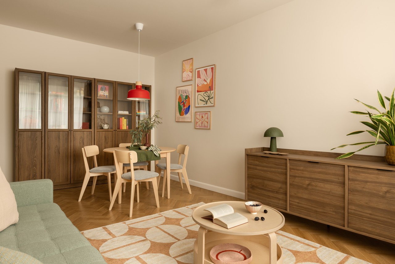 Przytulny salon z drewnianymi meblami i nowoczesnymi dekoracjami.