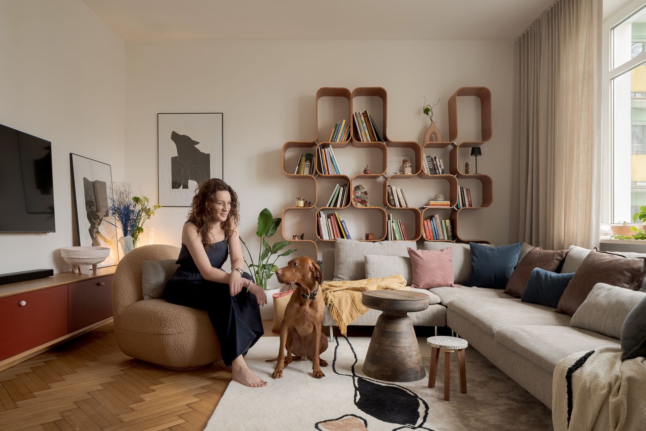 Przytulny salon z nowoczesną półką i eleganckimi dodatkami.