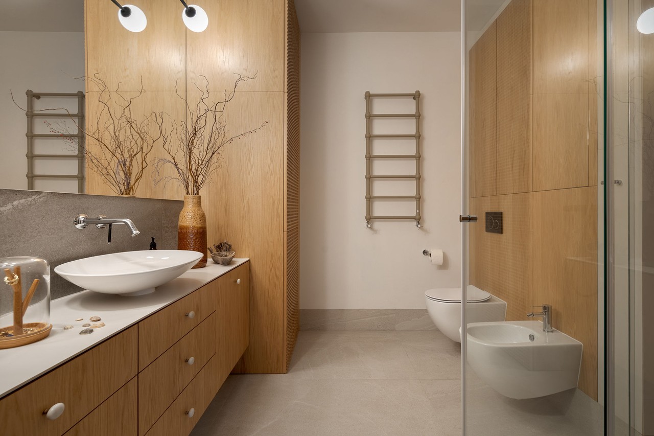 Drewniana łazienka z designerską umywalką i nowoczesnym WC.