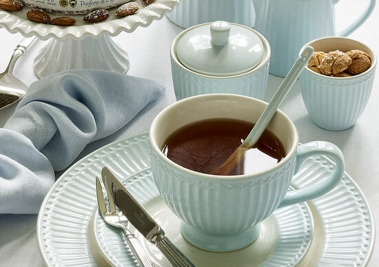 Elegancka zastawa stołowa w odcieniach pastelowego błękitu.