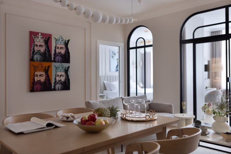 Elegancki salon z obrazem w stylu pop-art na ścianie.