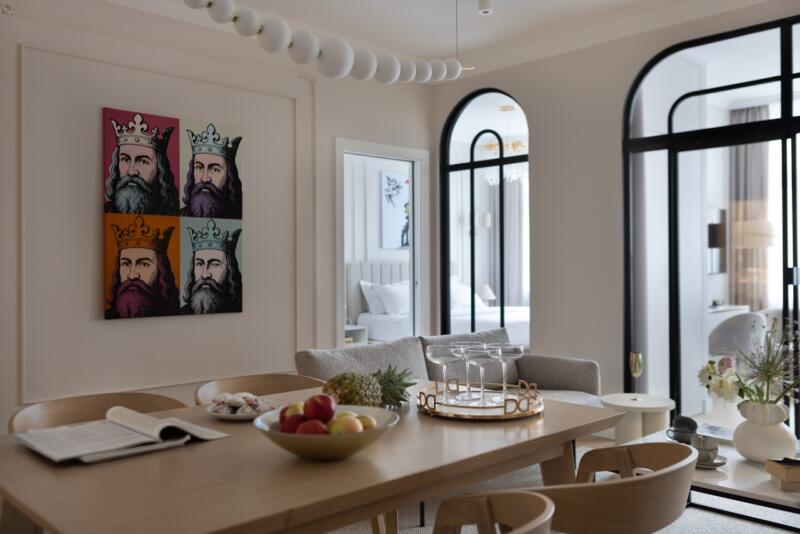 Elegancki salon z obrazem w stylu pop-art na ścianie.