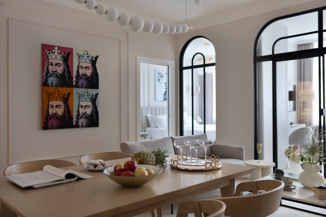 Elegancki salon z obrazem w stylu pop-art na ścianie.