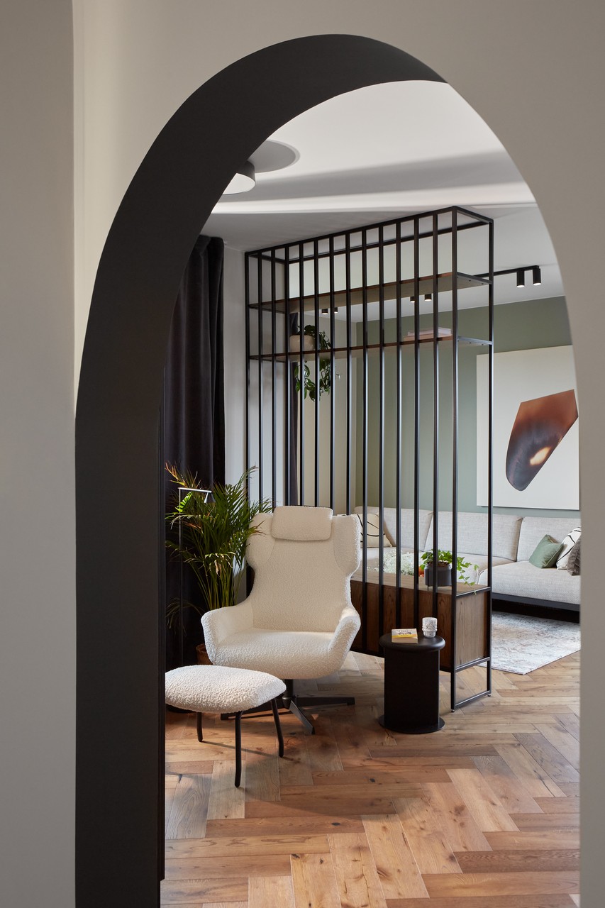 Przytulny salon z designerskim fotelem w nowoczesnym stylu.