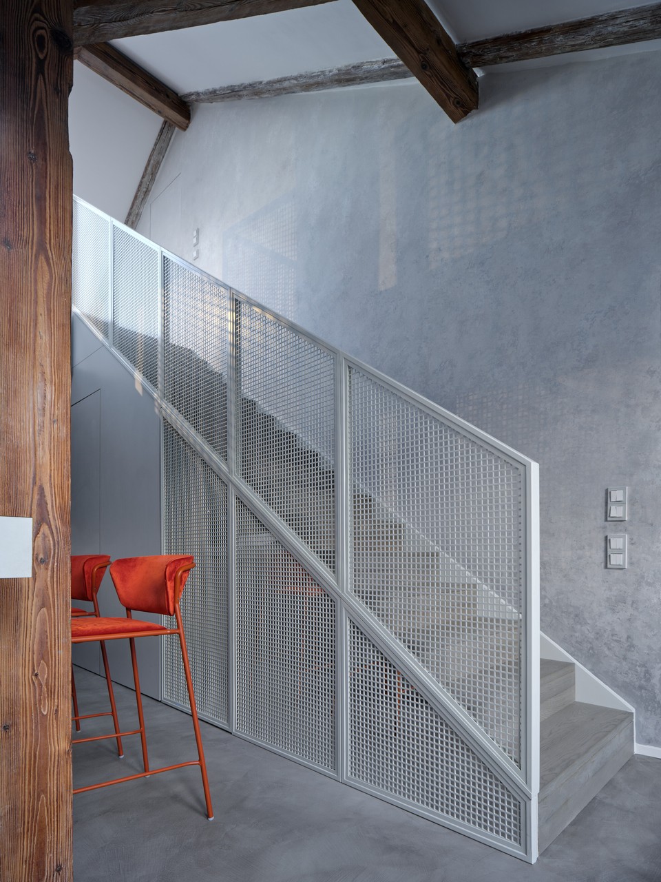 Schody z siatkową balustradą, nowoczesny design w industrialnym stylu.