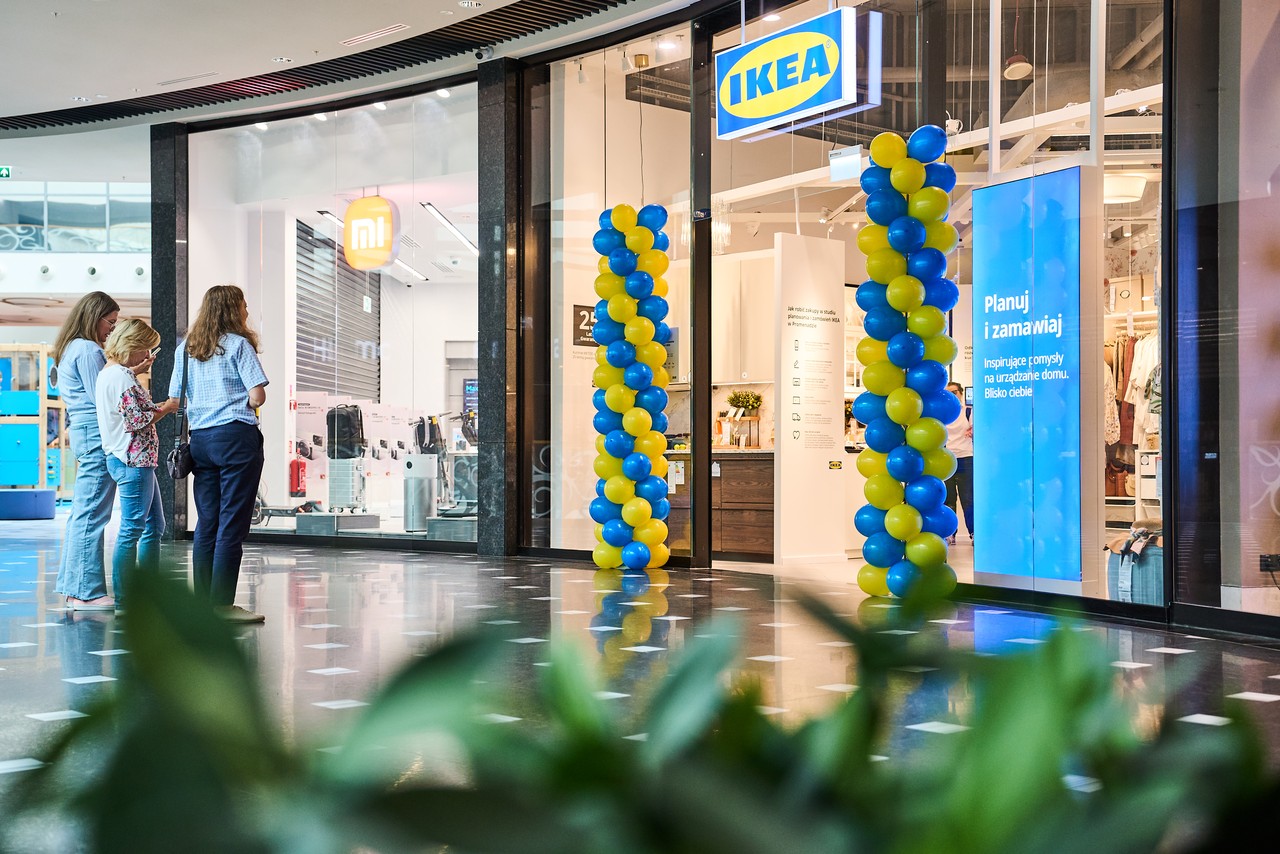 Sklep IKEA z balonami, nowoczesny wystrój wnętrz.