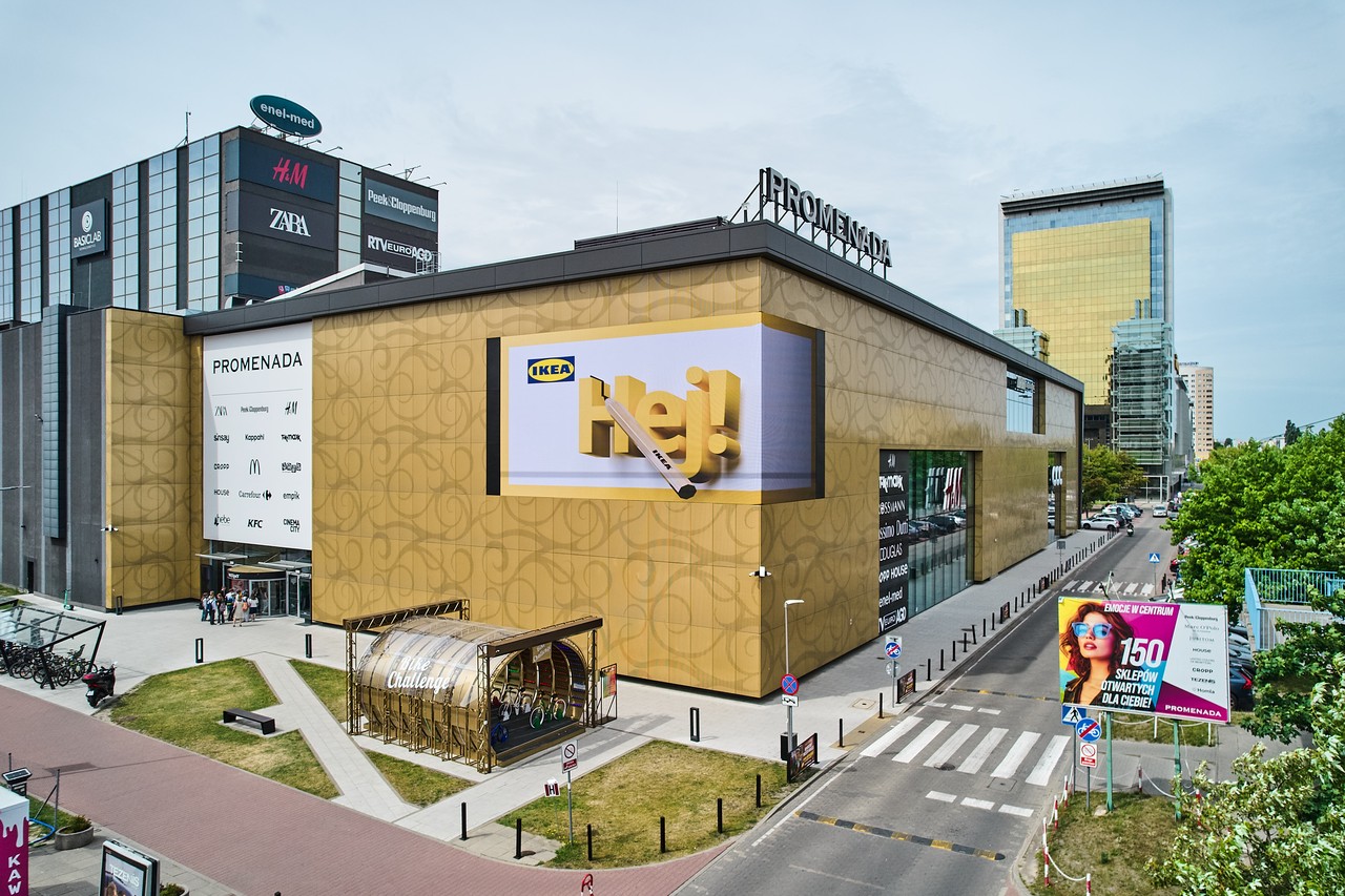 Centrum handlowe z nowoczesną złotą fasadą i reklamą IKEA.