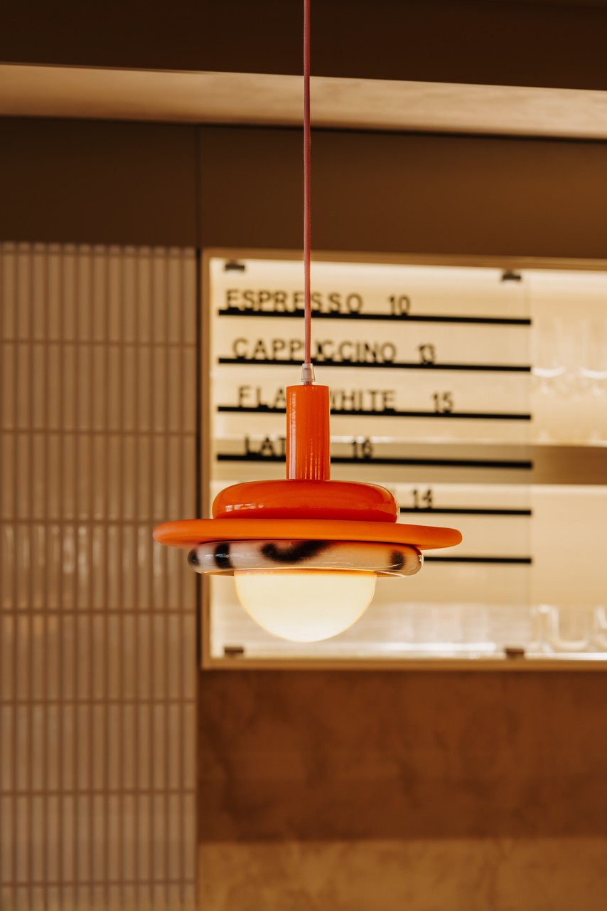 Lampa wisząca w nowoczesnym wnętrzu kawiarni.
